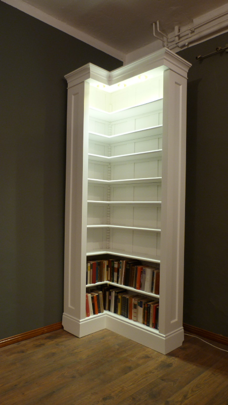 Schlichtes Eckregal mit Beleuchtung, massiv Erle weiß lasiert 1 Schlichtes Eckregal mit Beleuchtung, massiv Erle weiß lasiert 1