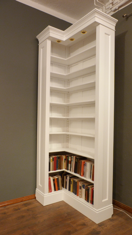 Schlichtes Eckregal mit Beleuchtung, massiv Erle weiß lasiert 1 Schlichtes Eckregal mit Beleuchtung, massiv Erle weiß lasiert 1