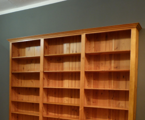 Ein gebrauchtes Bücherregal, massiv Kiefer, klassische Gestaltung, DREIER131