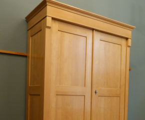 Gebrauchter Klassischer Kleiderschrank, massiv Erle Gebrauchter Klassischer Kleiderschrank, massiv Erle