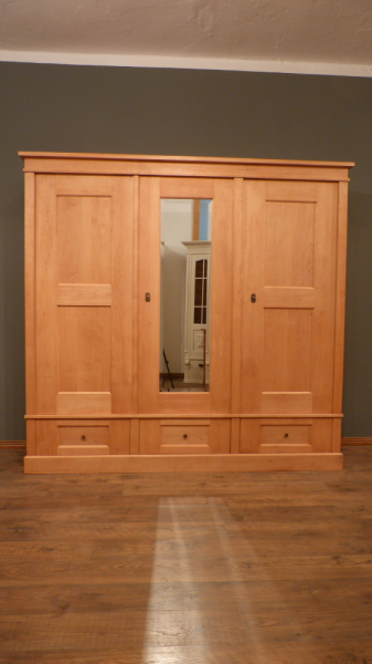 Schlichter Bauhaus Kleiderschrank, massiv Erle Schlichter Bauhaus Kleiderschrank, massiv Erle