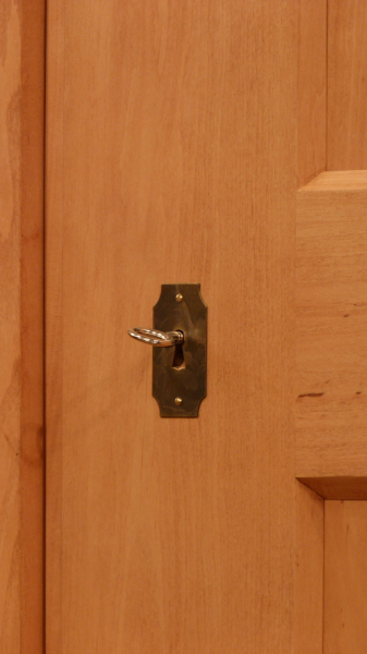 Schlichter Bauhaus Kleiderschrank, massiv Erle Schlichter Bauhaus Kleiderschrank, massiv Erle