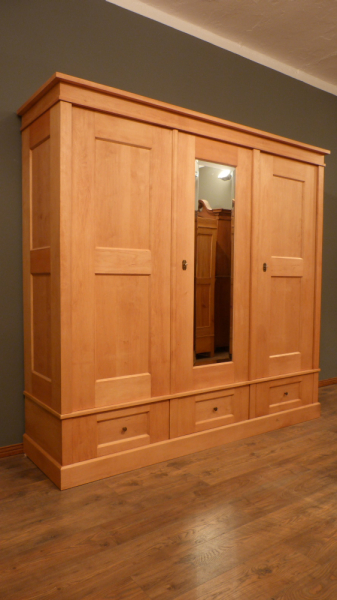 Schlichter Bauhaus Kleiderschrank, massiv Erle Schlichter Bauhaus Kleiderschrank, massiv Erle