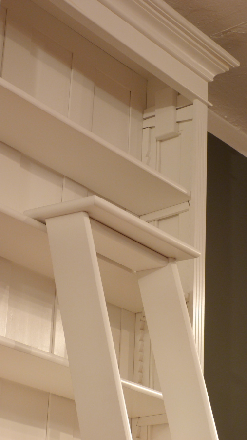 Massivholz Bücherregal mit Leiter Massivholz Bücherregal mit Leiter