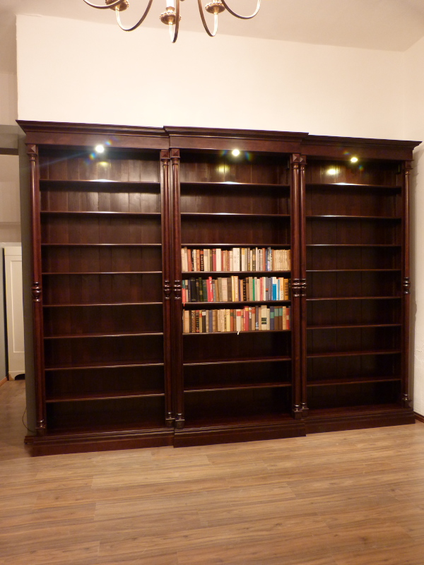 Massivholz Bücherregal im Gründerzeitstil mit Säulen und Beleuchtung Massivholz Bücherregal im Gründerzeitstil mit Säulen und Beleuchtung