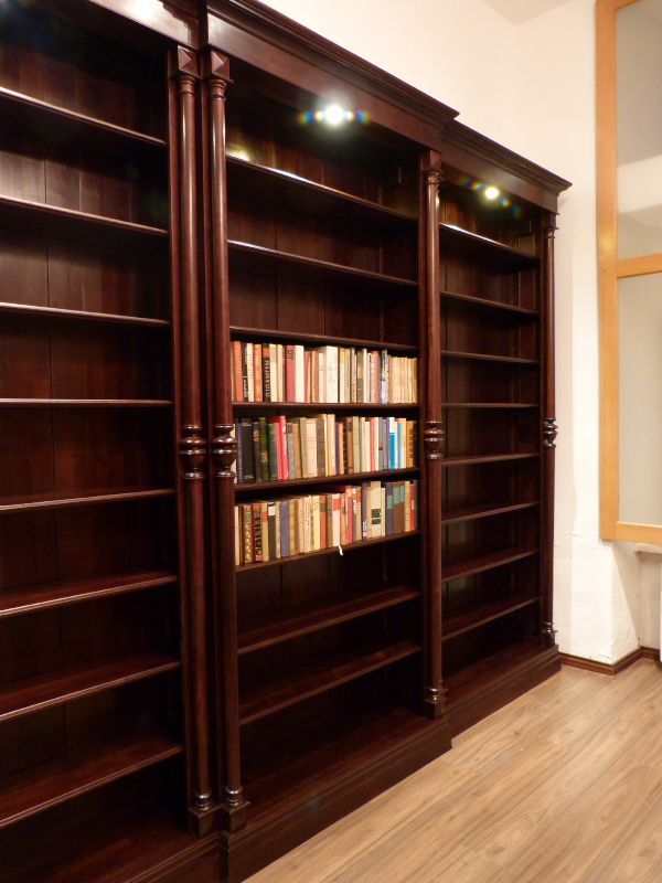Massivholz Bücherregal im Gründerzeitstil mit Säulen und Beleuchtung Massivholz Bücherregal im Gründerzeitstil mit Säulen und Beleuchtung