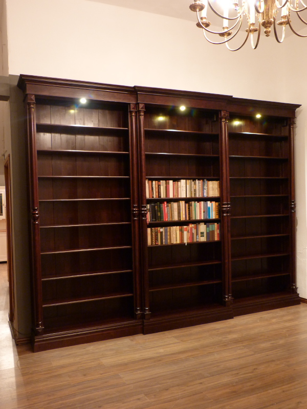 Massivholz Bücherregal im Gründerzeitstil mit Säulen und Beleuchtung Massivholz Bücherregal im Gründerzeitstil mit Säulen und Beleuchtung
