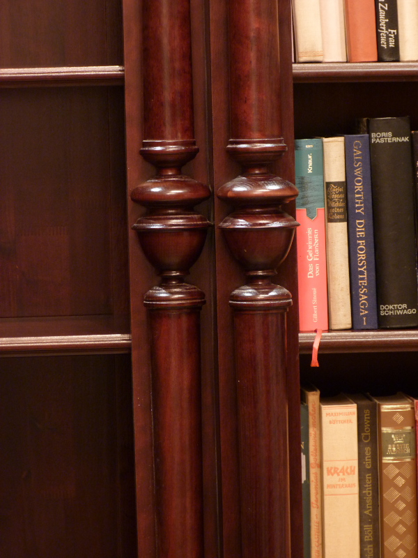 Massivholz Bücherregal im Gründerzeitstil mit Säulen und Beleuchtung Massivholz Bücherregal im Gründerzeitstil mit Säulen und Beleuchtung