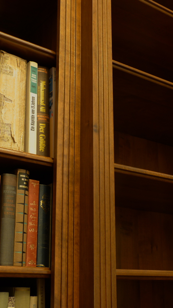 Massivholz Eckregal mit geschlossenem Unterbau, Nussbaum gebeizt Massivholz Eckregal mit geschlossenem Unterbau, Nussbaum gebeizt