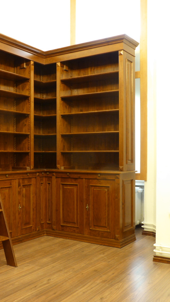 Massivholz Eckregal mit geschlossenem Unterbau, Nussbaum gebeizt Massivholz Eckregal mit geschlossenem Unterbau, Nussbaum gebeizt