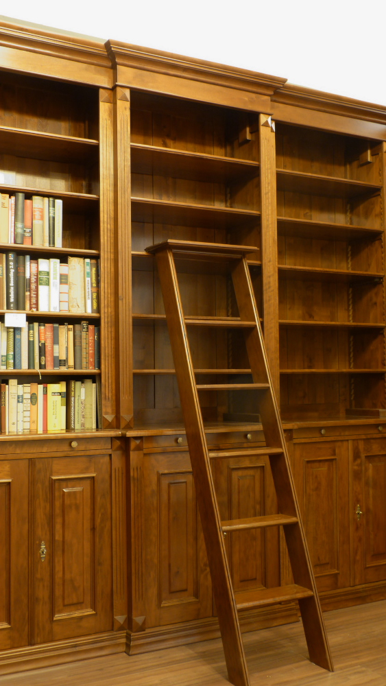 Massivholz Eckregal mit geschlossenem Unterbau, Nussbaum gebeizt Massivholz Eckregal mit geschlossenem Unterbau, Nussbaum gebeizt