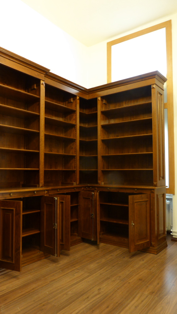 Massivholz Eckregal mit geschlossenem Unterbau, Nussbaum gebeizt Massivholz Eckregal mit geschlossenem Unterbau, Nussbaum gebeizt