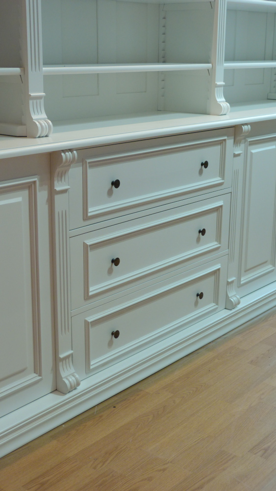 Massivholz Bücherregal mit geschlossenem Unterbau und Beleuchtung Massivholz Bücherregal mit geschlossenem Unterbau und Beleuchtung