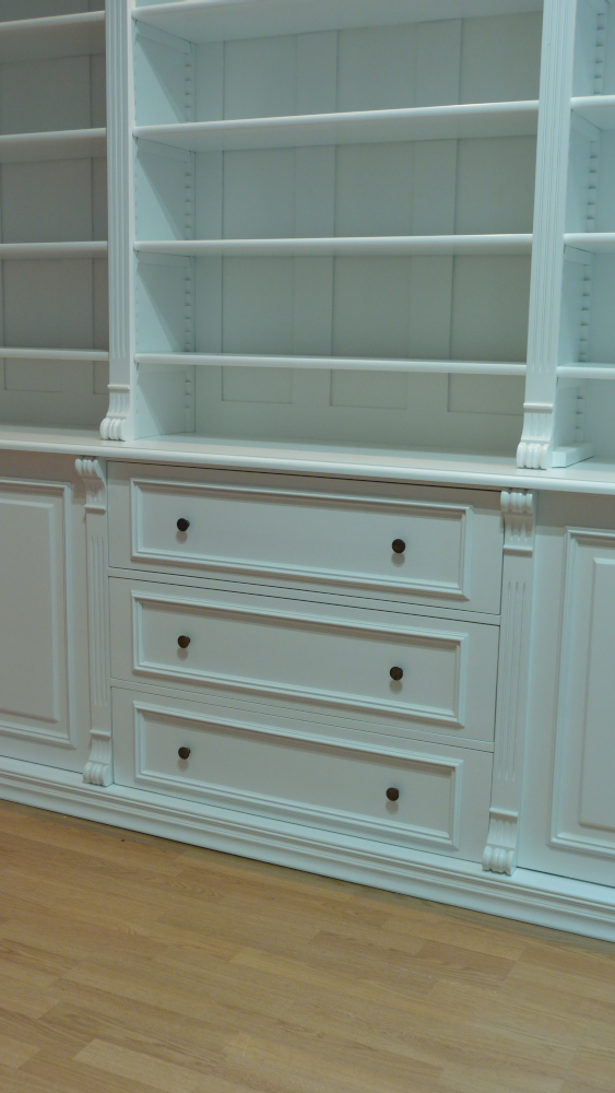 Massivholz Bücherregal mit geschlossenem Unterbau und Beleuchtung Massivholz Bücherregal mit geschlossenem Unterbau und Beleuchtung