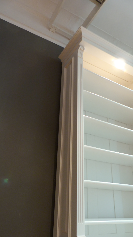 Massivholz Bücherregal mit geschlossenem Unterbau und Beleuchtung Massivholz Bücherregal mit geschlossenem Unterbau und Beleuchtung