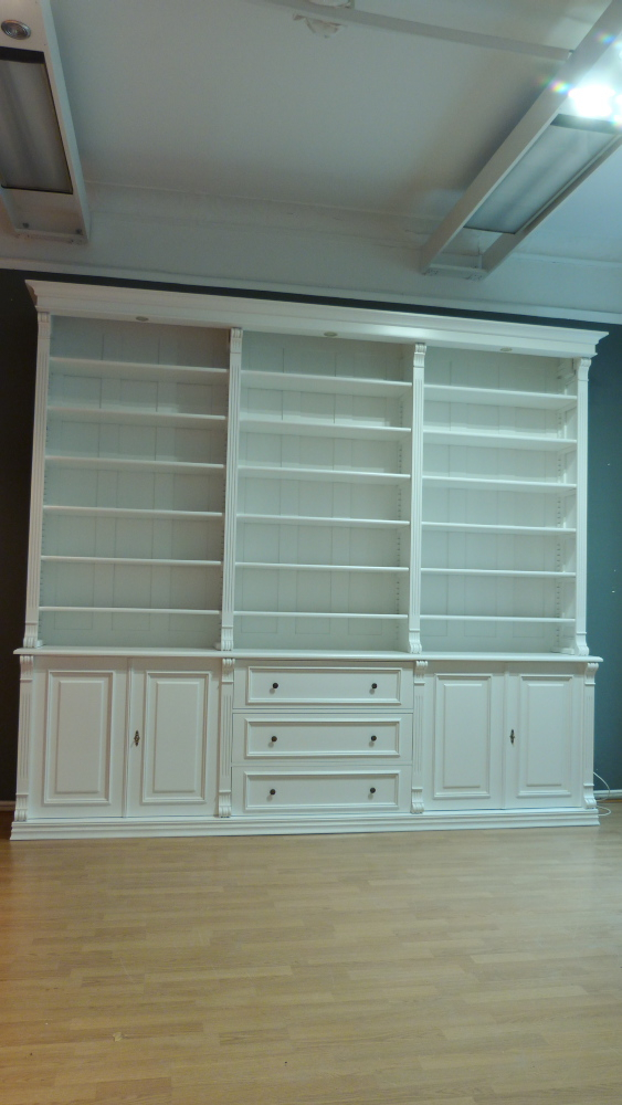 Massivholz Bücherregal mit geschlossenem Unterbau und Beleuchtung Massivholz Bücherregal mit geschlossenem Unterbau und Beleuchtung