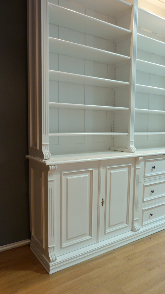 Massivholz Bücherregal mit geschlossenem Unterbau und Beleuchtung Massivholz Bücherregal mit geschlossenem Unterbau und Beleuchtung