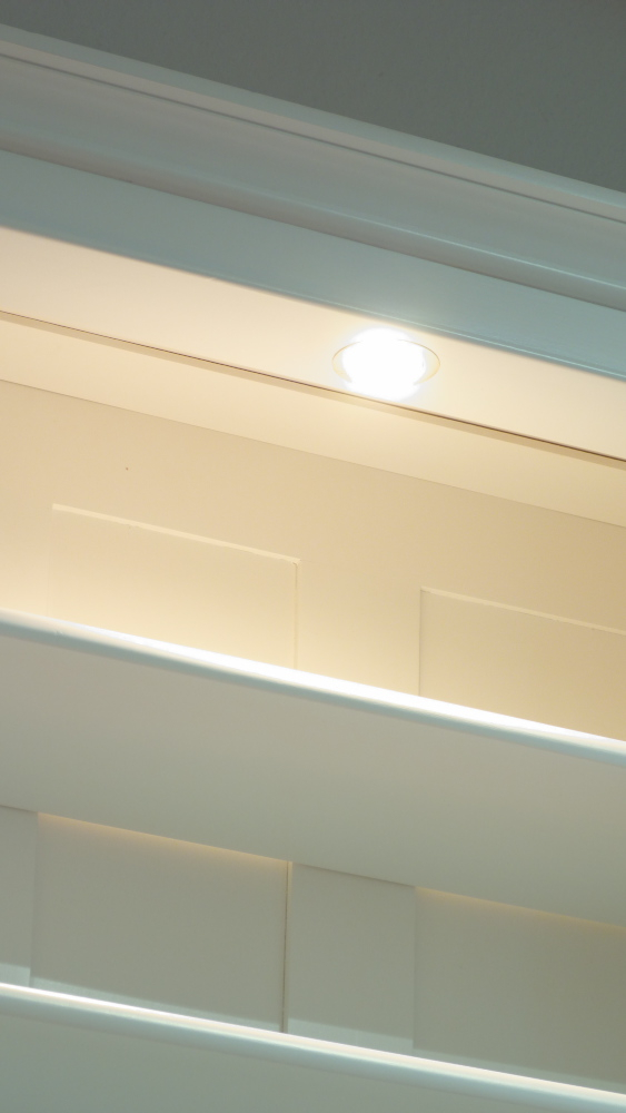 Massivholz Bücherregal mit geschlossenem Unterbau und Beleuchtung Massivholz Bücherregal mit geschlossenem Unterbau und Beleuchtung