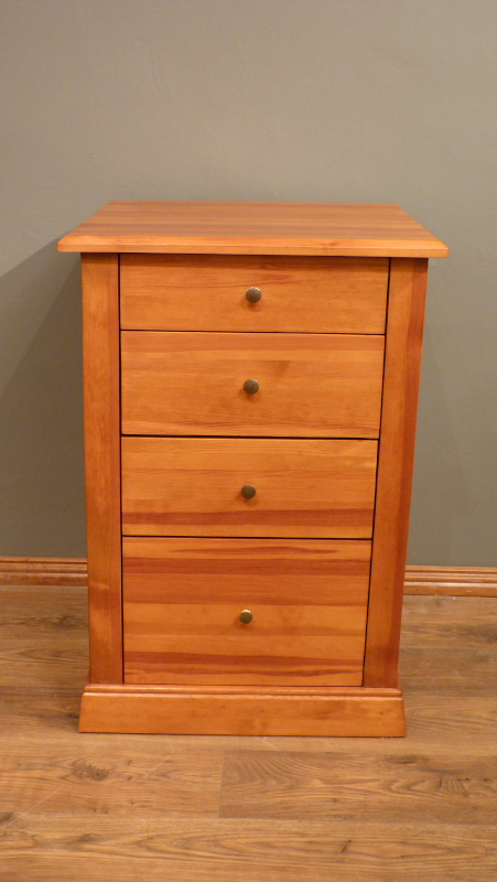 Vierschübige Massivholz Kommode, Kiefer gebeizt Vierschübige Massivholz Kommode, Kiefer gebeizt