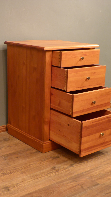 Vierschübige Massivholz Kommode, Kiefer gebeizt Vierschübige Massivholz Kommode, Kiefer gebeizt