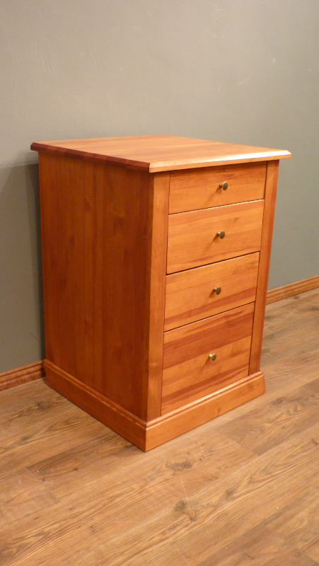 Vierschübige Massivholz Kommode, Kiefer gebeizt Vierschübige Massivholz Kommode, Kiefer gebeizt