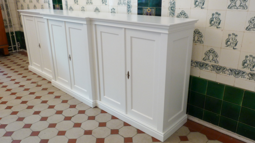 Klassisches Sideboard mit sechs Türen Klassisches Sideboard mit sechs Türen