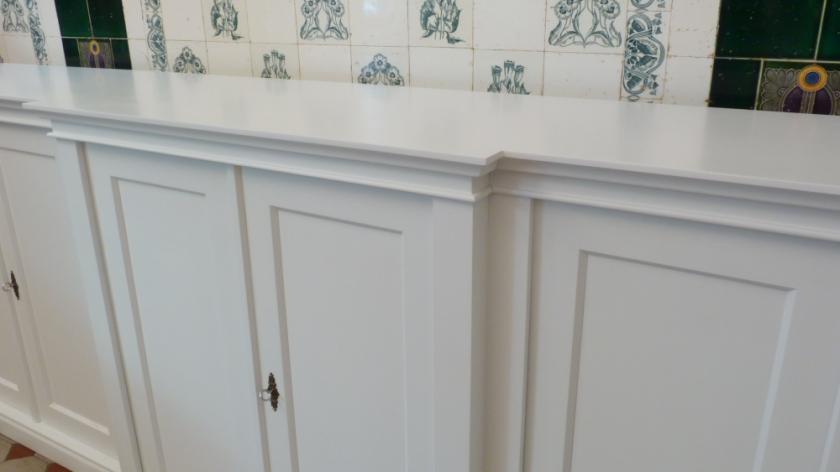 Klassisches Sideboard mit sechs Türen Klassisches Sideboard mit sechs Türen