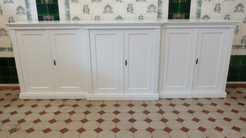 Klassisches Sideboard mit sechs Türen Klassisches Sideboard mit sechs Türen