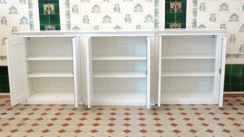 Klassisches Sideboard mit sechs Türen Klassisches Sideboard mit sechs Türen