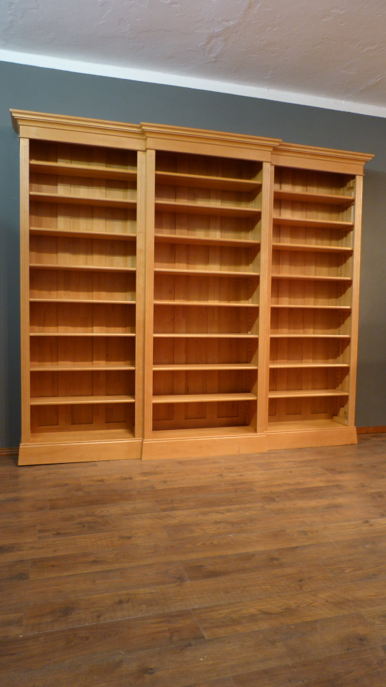 Klassisches Bücherregal mit drei Elementen, massiv Erle Klassisches Bücherregal mit drei Elementen, massiv Erle