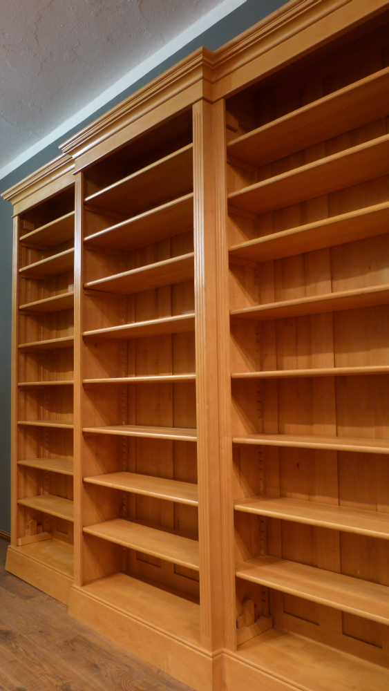 Klassisches Bücherregal mit drei Elementen, massiv Erle Klassisches Bücherregal mit drei Elementen, massiv Erle