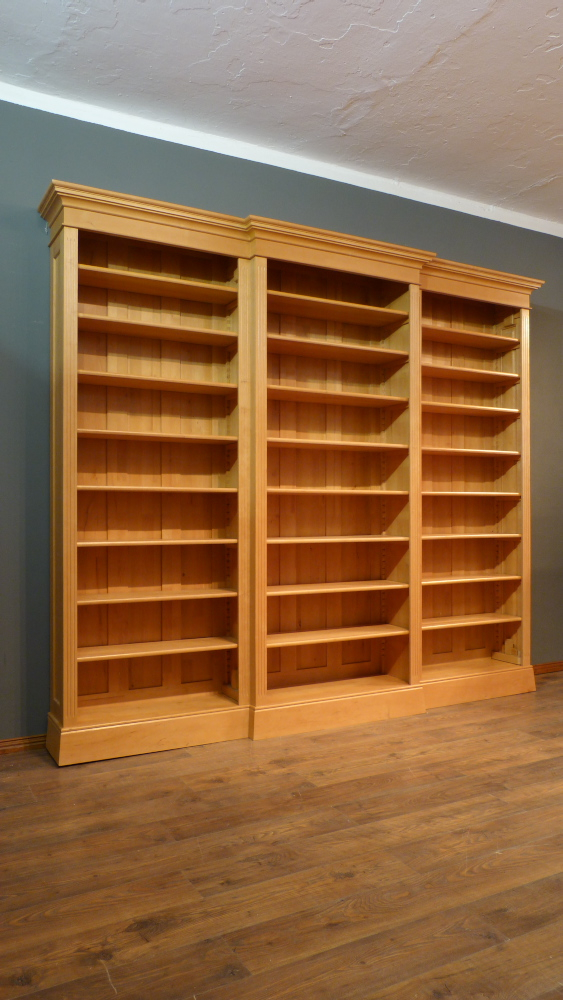 Klassisches Bücherregal mit drei Elementen, massiv Erle Klassisches Bücherregal mit drei Elementen, massiv Erle