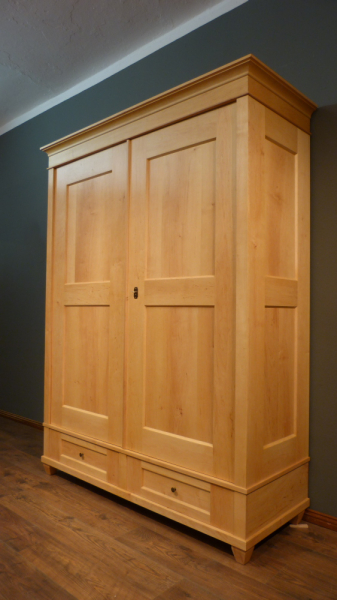 Klassicher Massivholz Kleiderschrank, komplett zerlegbar Klassicher Massivholz Kleiderschrank, komplett zerlegbar