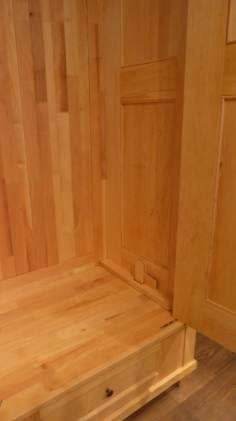 Klassicher Massivholz Kleiderschrank, komplett zerlegbar Klassicher Massivholz Kleiderschrank, komplett zerlegbar