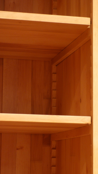 Klassicher Massivholz Kleiderschrank, komplett zerlegbar Klassicher Massivholz Kleiderschrank, komplett zerlegbar