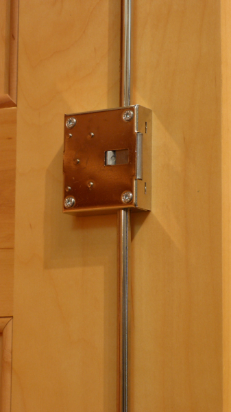 Klassicher Massivholz Kleiderschrank, komplett zerlegbar Klassicher Massivholz Kleiderschrank, komplett zerlegbar