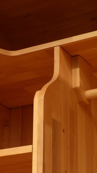 Klassicher Massivholz Kleiderschrank, komplett zerlegbar Klassicher Massivholz Kleiderschrank, komplett zerlegbar