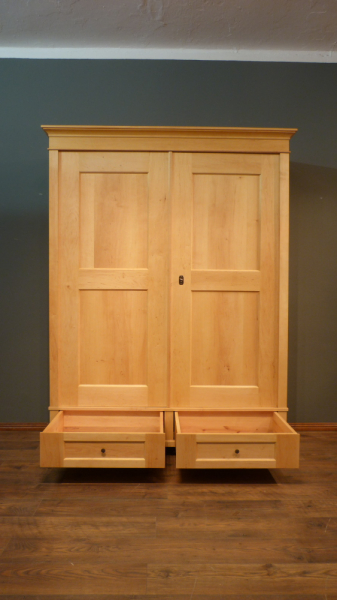 Klassicher Massivholz Kleiderschrank, komplett zerlegbar Klassicher Massivholz Kleiderschrank, komplett zerlegbar