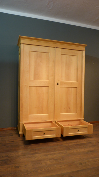 Klassicher Massivholz Kleiderschrank, komplett zerlegbar Klassicher Massivholz Kleiderschrank, komplett zerlegbar