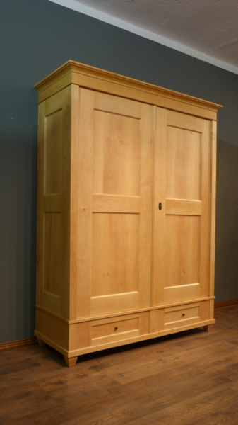 Klassicher Massivholz Kleiderschrank, komplett zerlegbar Klassicher Massivholz Kleiderschrank, komplett zerlegbar