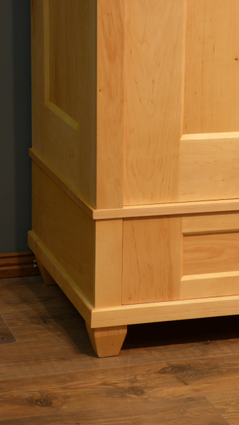 Klassicher Massivholz Kleiderschrank, komplett zerlegbar Klassicher Massivholz Kleiderschrank, komplett zerlegbar