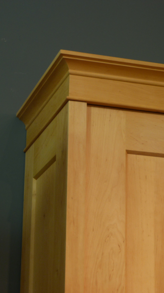 Klassicher Massivholz Kleiderschrank, komplett zerlegbar Klassicher Massivholz Kleiderschrank, komplett zerlegbar