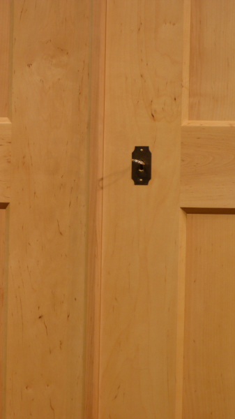 Klassicher Massivholz Kleiderschrank, komplett zerlegbar Klassicher Massivholz Kleiderschrank, komplett zerlegbar