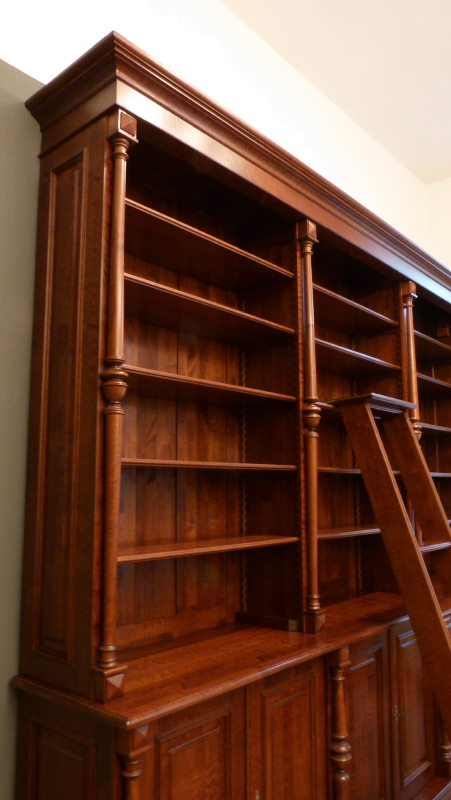 Massivholz Bücherregal mit Säulen und Leiter auch nach Maß Massivholz Bücherregal mit Säulen und Leiter auch nach Maß