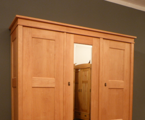 Sachlicher Kleiderschrank10 im Bauhausstil, massiv Erle
