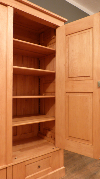 Schlichter Bauhaus Kleiderschrank, massiv Erle Schlichter Bauhaus Kleiderschrank, massiv Erle