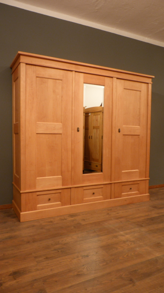 Schlichter Bauhaus Kleiderschrank, massiv Erle Schlichter Bauhaus Kleiderschrank, massiv Erle