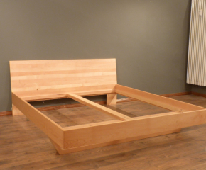 Schlichtes Massivholz Bett mit den Maßen 200x180cm Schlichtes Massivholz Bett mit den Maßen 200x180cm