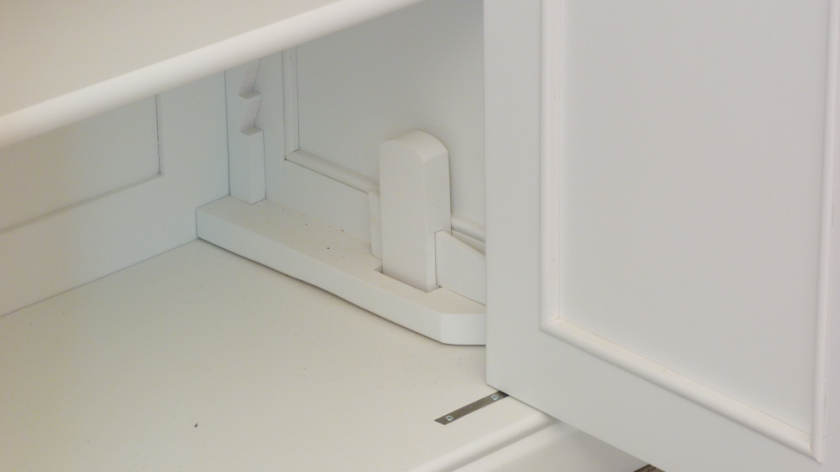 Klassisches Sideboard mit sechs Türen Klassisches Sideboard mit sechs Türen