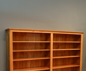 Zweifach strukturiertes Kirschholz Bücherregal